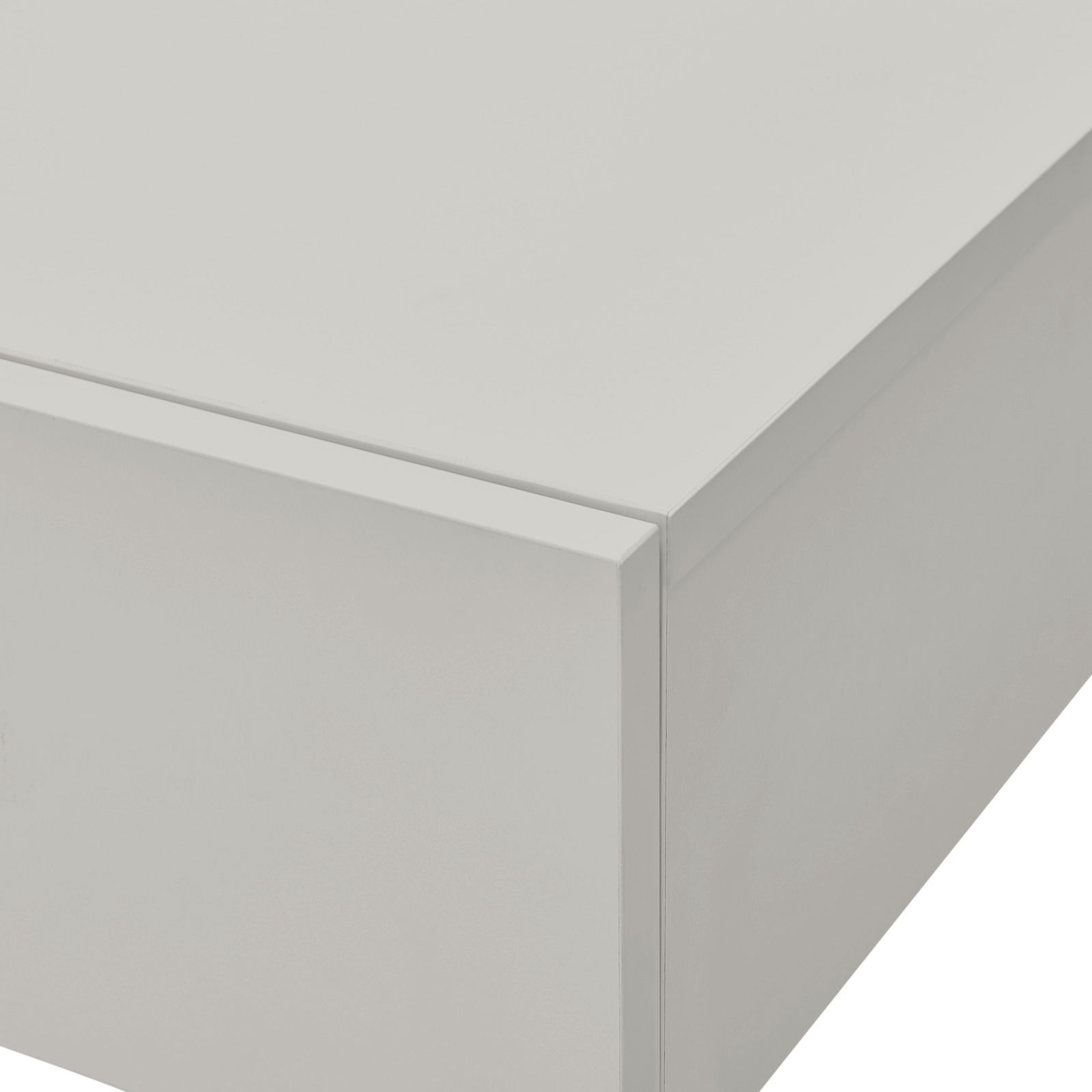 Nahaufnahme einer weißen Wandkonsole mit klaren Linien und glatter Oberfläche, perspektivisch von oben rechts fotografiert.