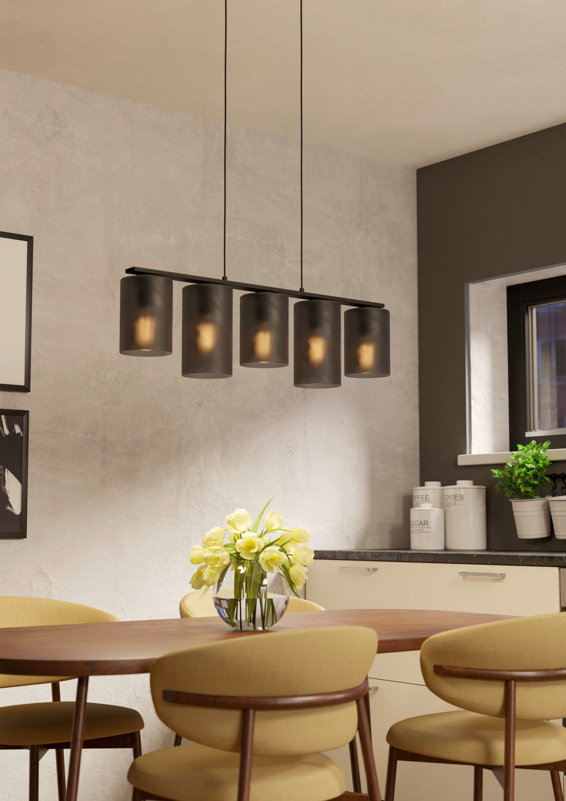 Eglo Leuchten Pendelleuchte COLOMERA Moderne Pendelleuchte COLOMERA mit fünf zylindrischen, schwarzen Schirmen, hängend über einem Esstisch in einem stilvoll eingerichteten Raum, seitliche Perspektive.