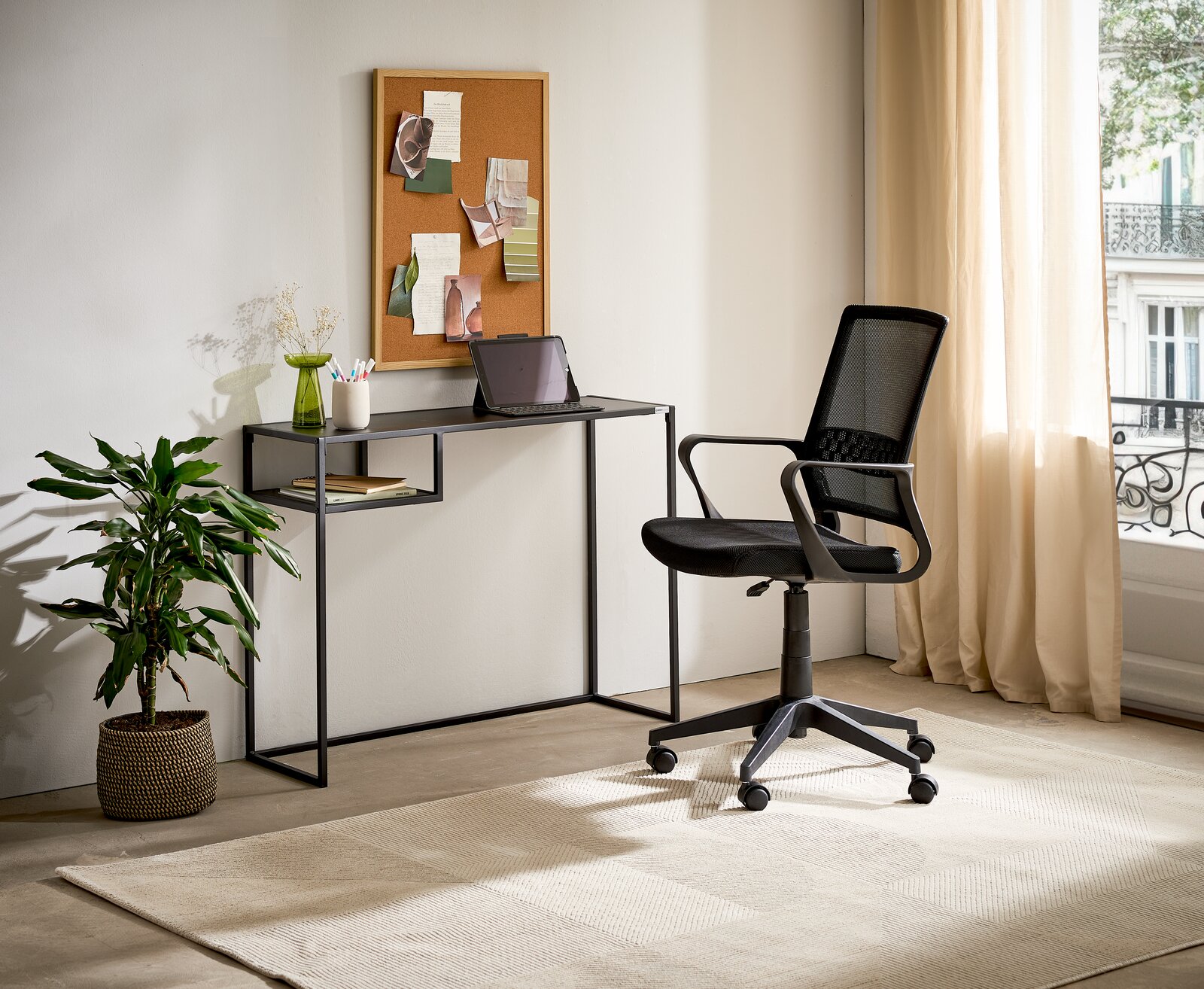 Moderner Konsolentisch aus Metall mit schmalem Design, seitliche Perspektive, dekoriert mit Laptop, Vase und Stiften, neben einem schwarzen Bürostuhl und einer Pflanze.