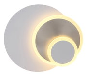 Moderne LED-Wandleuchte in runder Form mit zwei konzentrischen Leuchtringen, weißes Gehäuse und warmweißes Licht, Nahaufnahme in schräger Vorderansicht