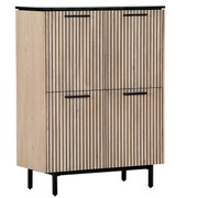 Modernes Highboard aus Holz mit schwarzen vertikalen Streifen und Metallgriffen, seitliche Perspektive
