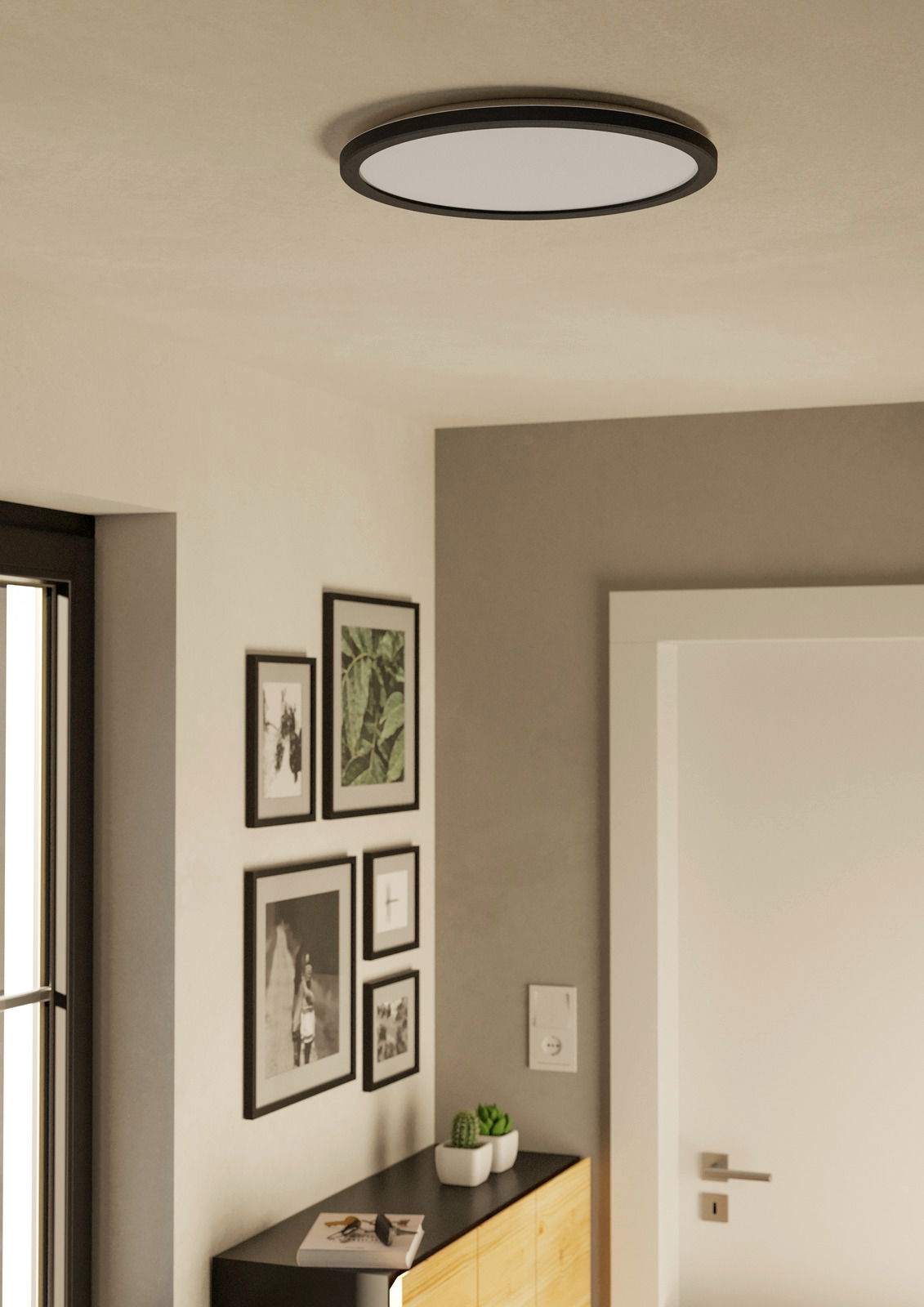 Moderne LED-Deckenleuchte ROVITO-Z in einem stilvollen Raum von unten betrachtet