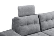Graues Sofa mit verstellbarer Kopfstütze, seitliche Perspektive