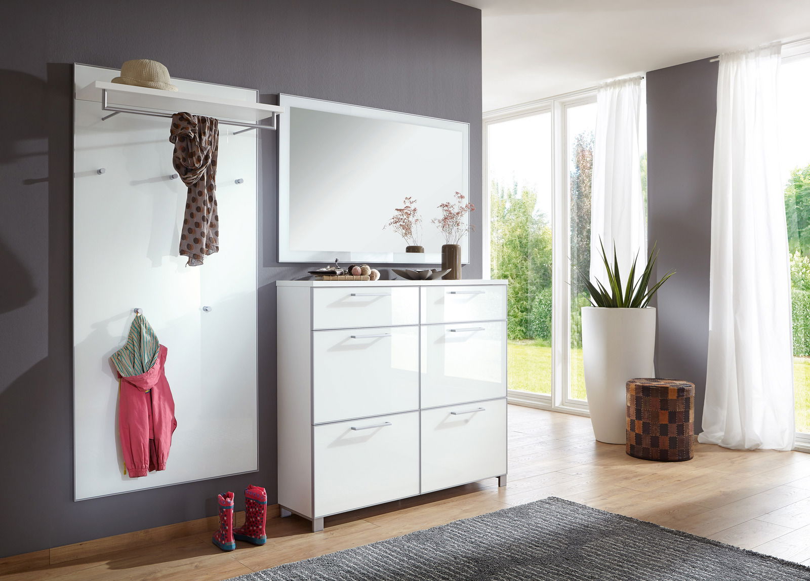 VOSS Schoenenkast SANTINA Moderne Garderobeneinrichtung mit weißem Hochglanz-Schuhschrank und Garderobenpaneel, seitliche Perspektive.