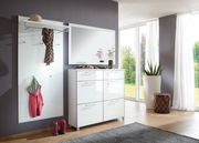 Moderne Garderobeneinrichtung mit weißem Hochglanz-Schuhschrank und Garderobenpaneel, seitliche Perspektive.