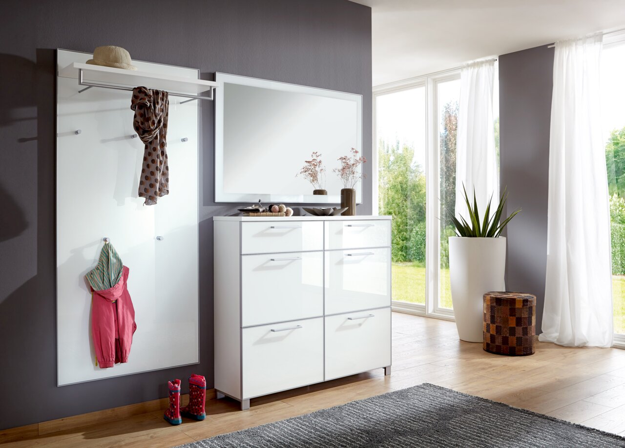 VOSS Paneel-Leiste SANTINA Moderne Garderobeneinrichtung mit weißem Hochglanz-Schuhschrank und Garderobenpaneel, seitliche Perspektive.