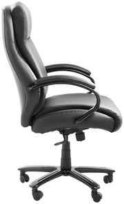 Seitliche Ansicht eines schwarzen Chefsessels mit gepolsterten Armlehnen und Rollen.