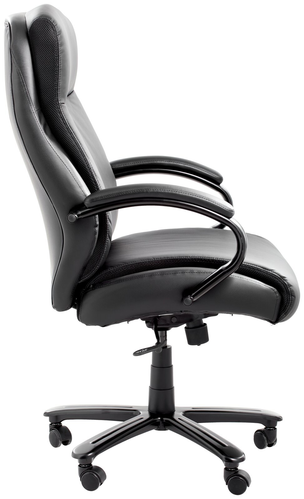 Seitliche Ansicht eines schwarzen Chefsessels mit gepolsterten Armlehnen und Rollen.