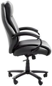 Seitliche Ansicht eines schwarzen Chefsessels mit gepolsterten Armlehnen und Rollen.