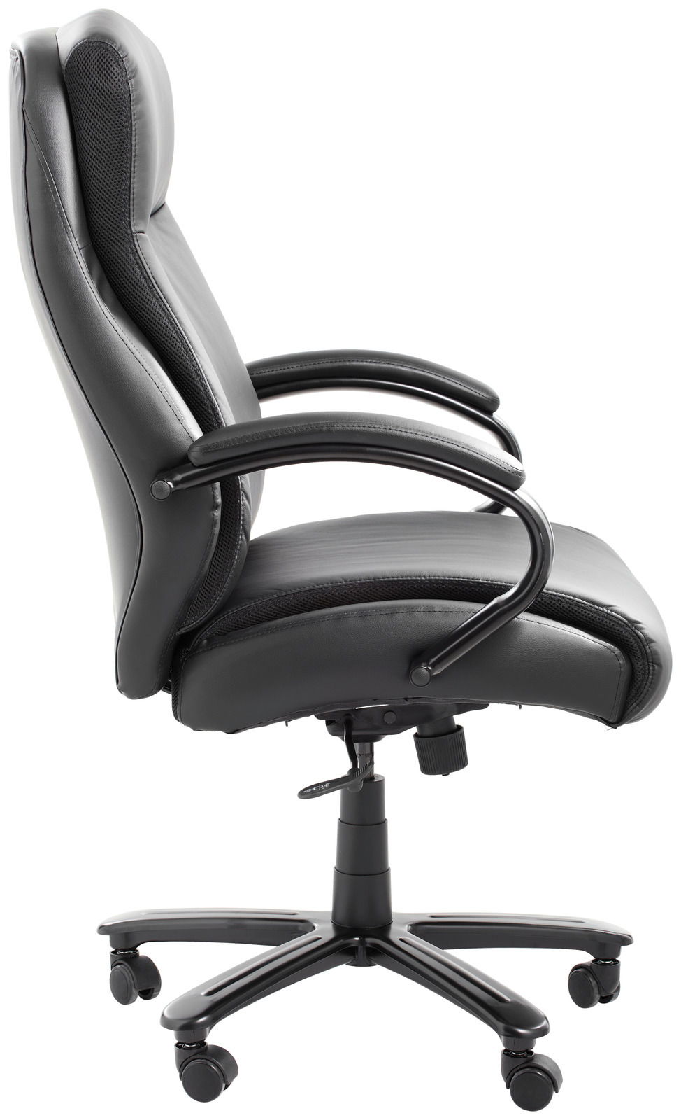 Seitliche Ansicht eines schwarzen Chefsessels mit gepolsterten Armlehnen und Rollen.