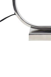 Nahaufnahme eines modernen, gebogenen Lampenfußes aus Metall mit Kabel, seitliche Perspektive.