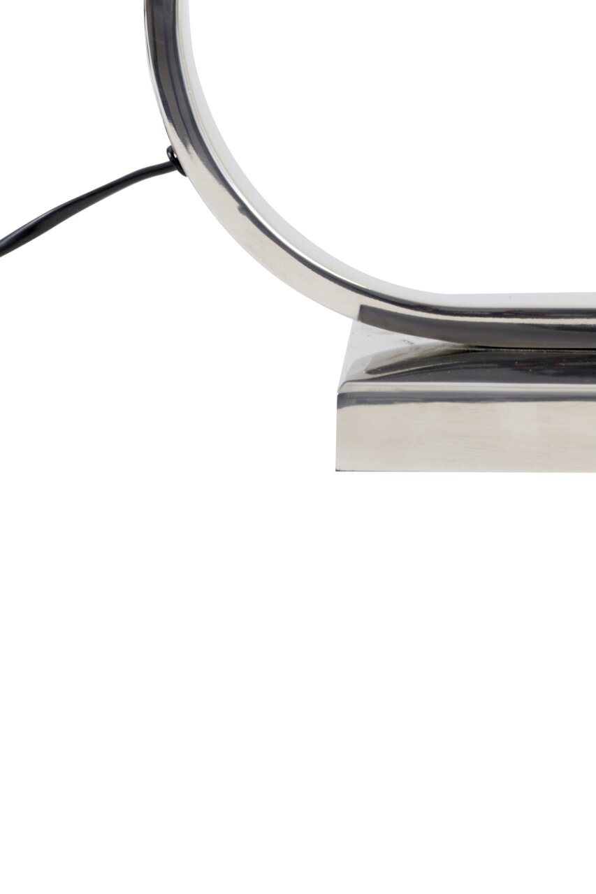 Nahaufnahme eines modernen, gebogenen Lampenfußes aus Metall mit Kabel, seitliche Perspektive.