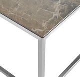 Nahaufnahme eines Beistelltisches mit einer Tischplatte in Marmoroptik und einem silbernen Metallrahmen, von oben betrachtet.