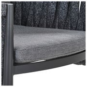 Nahaufnahme eines modernen Gartensessels mit grauem Stoffbezug und dunklem Metallrahmen, seitliche Perspektive.