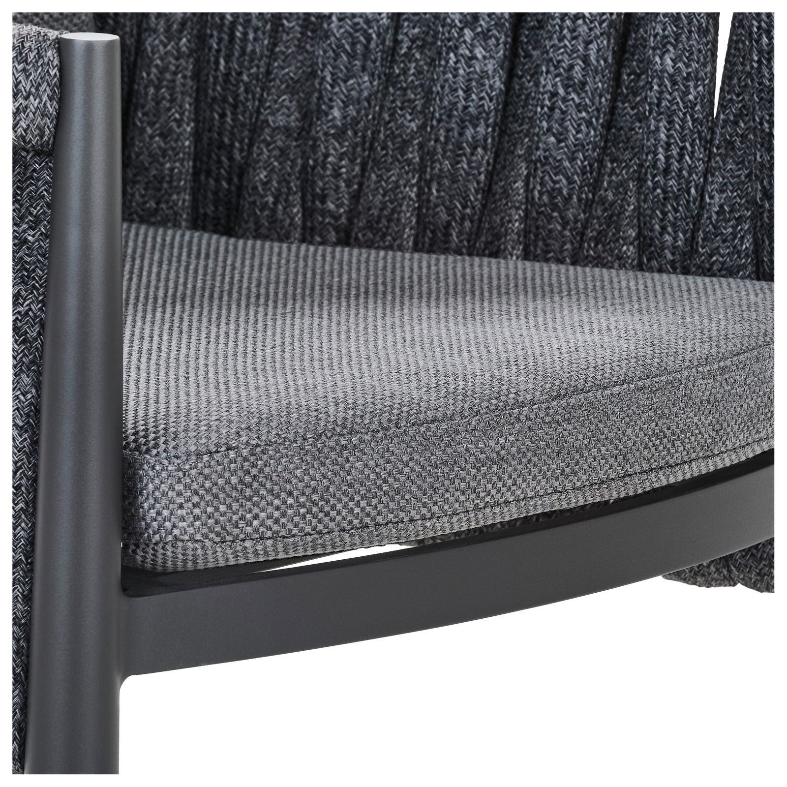 Nahaufnahme eines modernen Gartensessels mit grauem Stoffbezug und dunklem Metallrahmen, seitliche Perspektive.