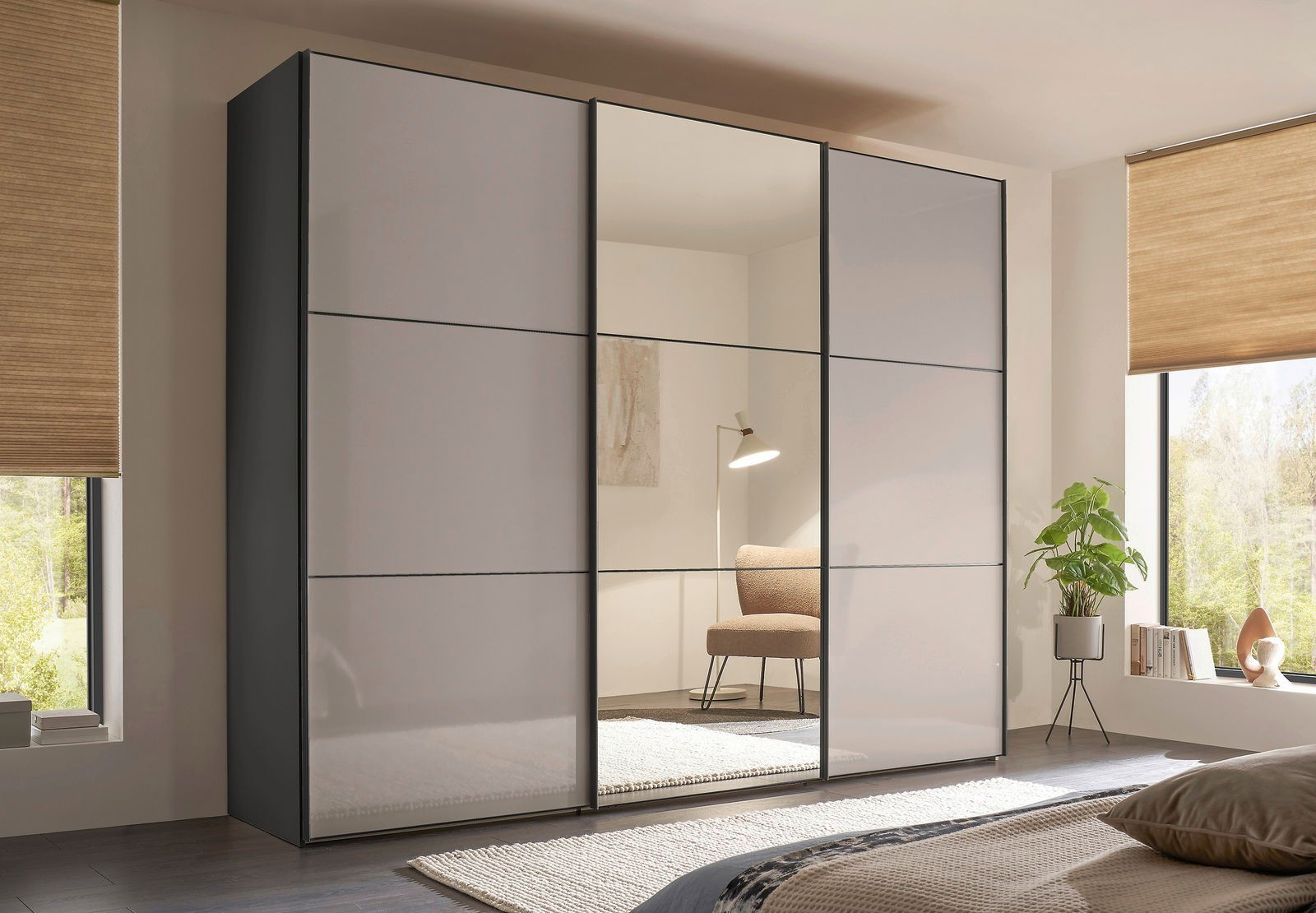 Moderner Schwebetürenschrank mit Spiegel in einem stilvoll eingerichteten Schlafzimmer, seitliche Perspektive