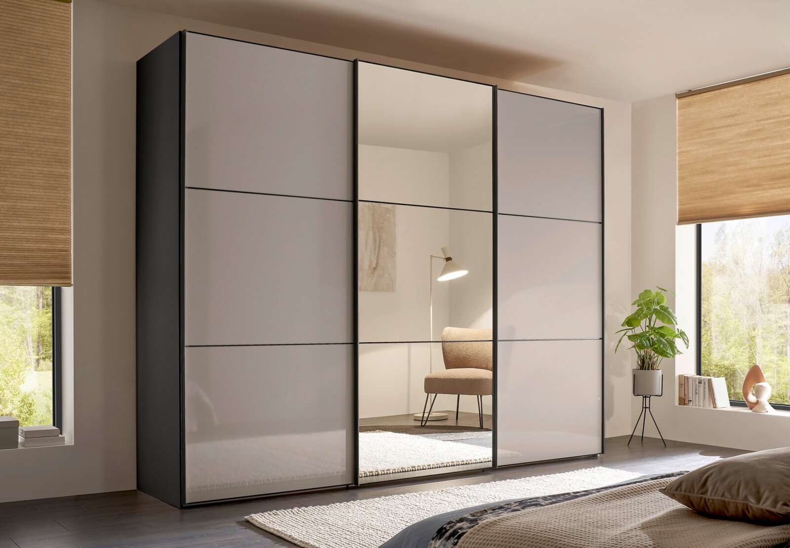 Moderner Schwebetürenschrank mit Spiegel in einem stilvoll eingerichteten Schlafzimmer, seitliche Perspektive
