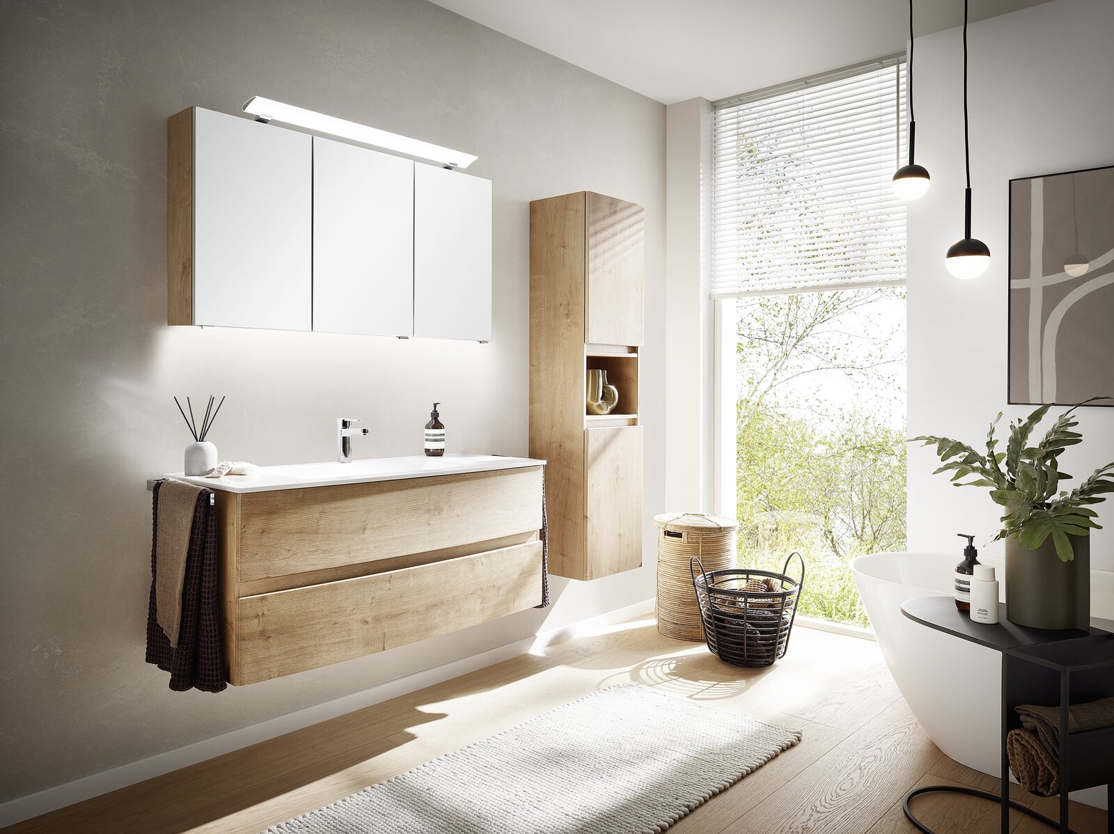 Moderne Badkombination mit Holzoptik, bestehend aus einem Waschtisch mit Spiegel und Hängeschrank, seitliche Perspektive