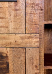 Nahaufnahme eines Highboards aus Holz mit sichtbarer Maserung und rechteckigen Paneelen, seitliche Perspektive.
