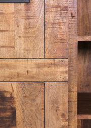 Nahaufnahme eines Highboards aus Holz mit sichtbarer Maserung und rechteckigen Paneelen, seitliche Perspektive.