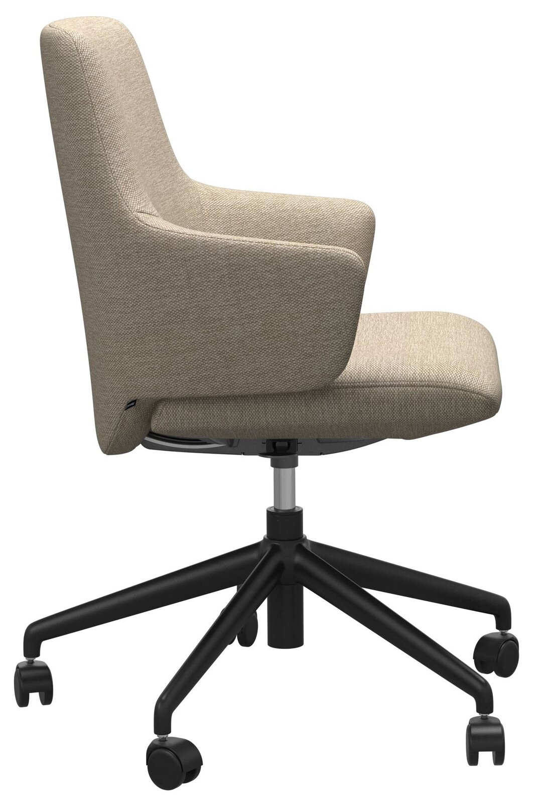 Seitenansicht eines beigen Home Office Sessels mit schwarzen Rollen und Armlehnen.