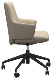 Zijaanzicht van een beige thuiskantoorstoel met zwarte wieltjes en armleuningen.