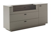 Moderne Kommode/Sideboard in Grau mit drei breiten Schubladen, kleinem Türfach rechts und dunkel getöntem Glas- bzw. Holz-Akzent oben, schwarze Griffe, Ansicht schräg von vorne