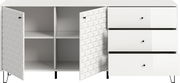 Weiße Kommode/Sideboard mit 3 Schubladen rechts und 2 geöffneten Türen links, geometrisch strukturierte Fronten, schwarze Knöpfe und Metallfüße, Frontansicht leicht schräg von vorn.