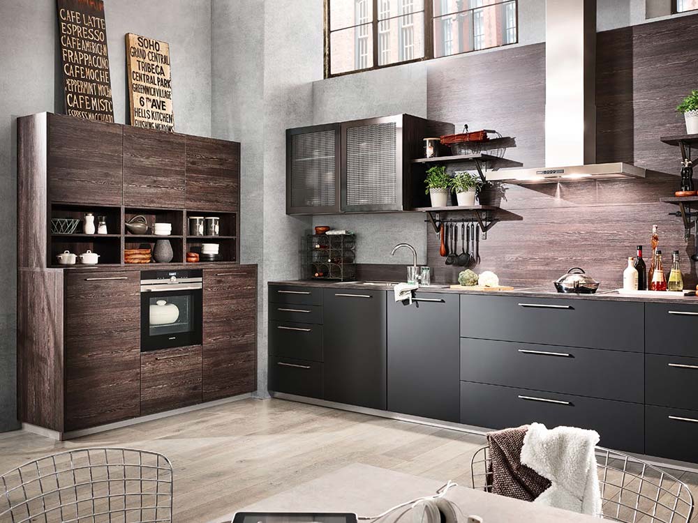 Moderne Küche mit dunklen Schränken und Edelstahl-Akzenten.