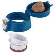 Blauer Becherdeckel mit braunem Verschluss und weißem Einsatz, aus der Vogelperspektive.