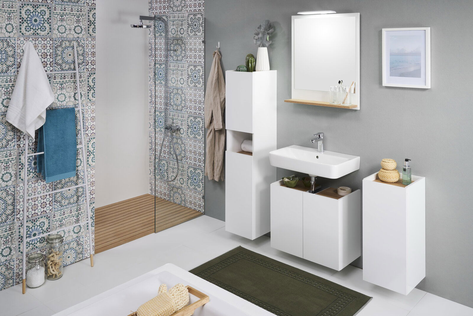 XORA Spiegel STEYER Moderner Badezimmerspiegel mit integrierter Beleuchtung, frontal betrachtet, über einem Waschbecken mit weißem Unterschrank.