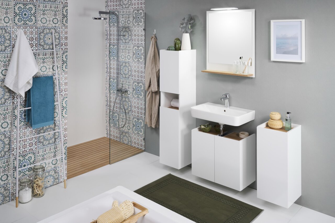 XORA Spiegel STEYER Moderner Badezimmerspiegel mit integrierter Beleuchtung, frontal betrachtet, über einem Waschbecken mit weißem Unterschrank.