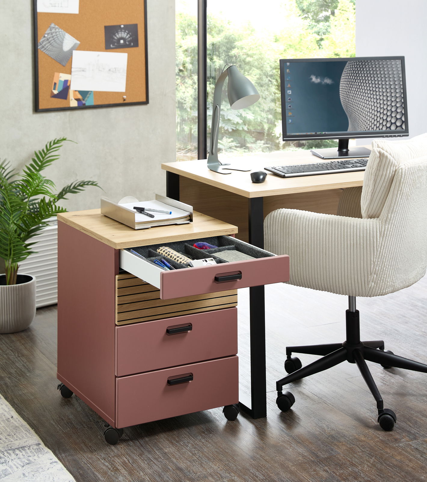 Rollcontainer mit drei Schubladen in einem modernen Büro, seitliche Perspektive