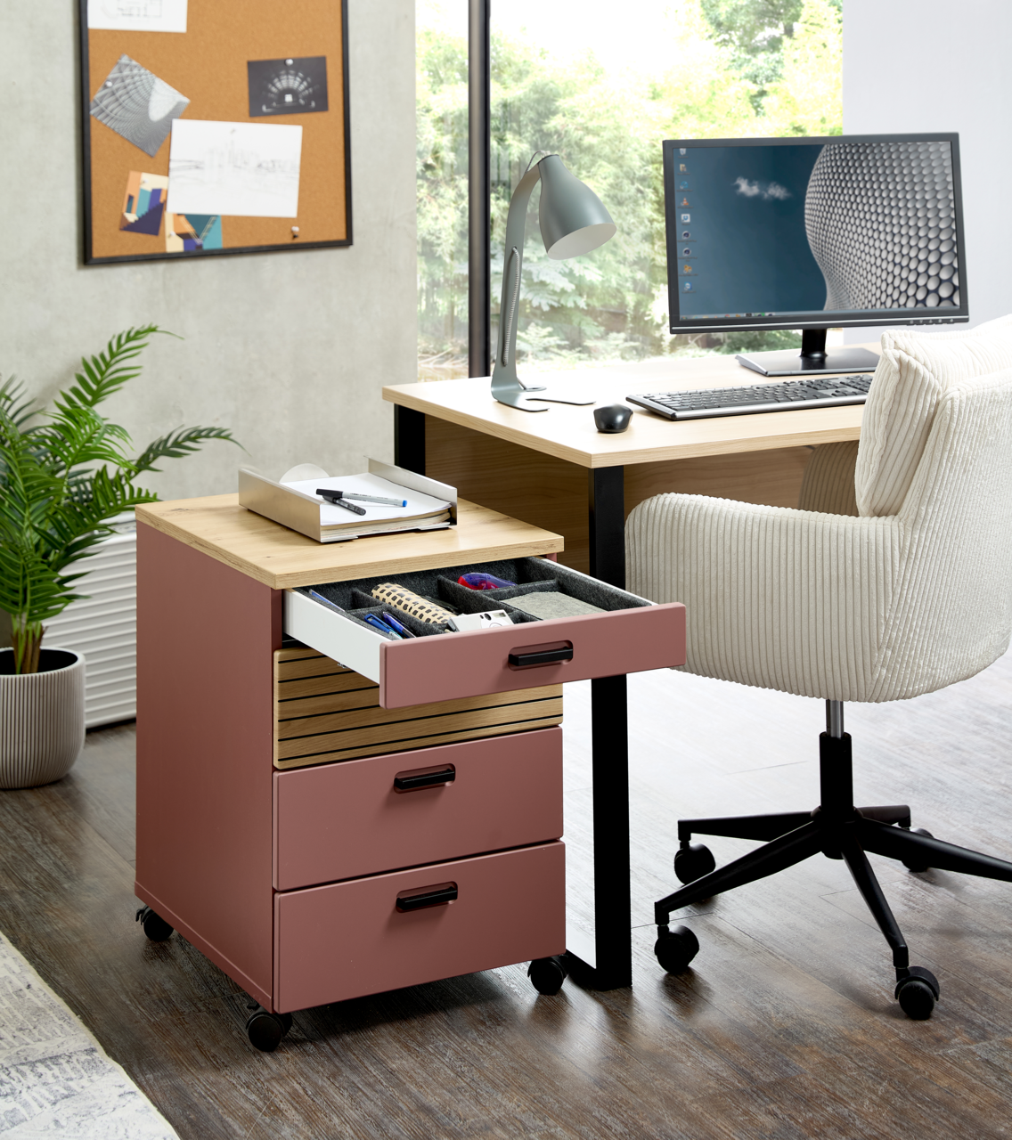 Rollcontainer mit drei Schubladen in einem modernen Büro, seitliche Perspektive