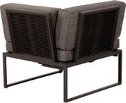 Outdoor-Lounge-Eckmodul mit anthrazitfarbenem Metallgestell, seitlichen dunklen Flechtpaneelen und grauen Polstern, Ansicht von hinten in leichter Seitenperspektive