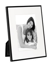 Schwarzer Aluminiumrahmen mit einem Familienfoto, seitliche Perspektive