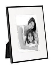 Zwart aluminium frame met een familiefoto, zijaanzicht