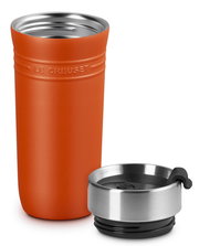 Thermobecher 350ml in Ofenrot mit abgenommenem Deckel, seitliche Perspektive