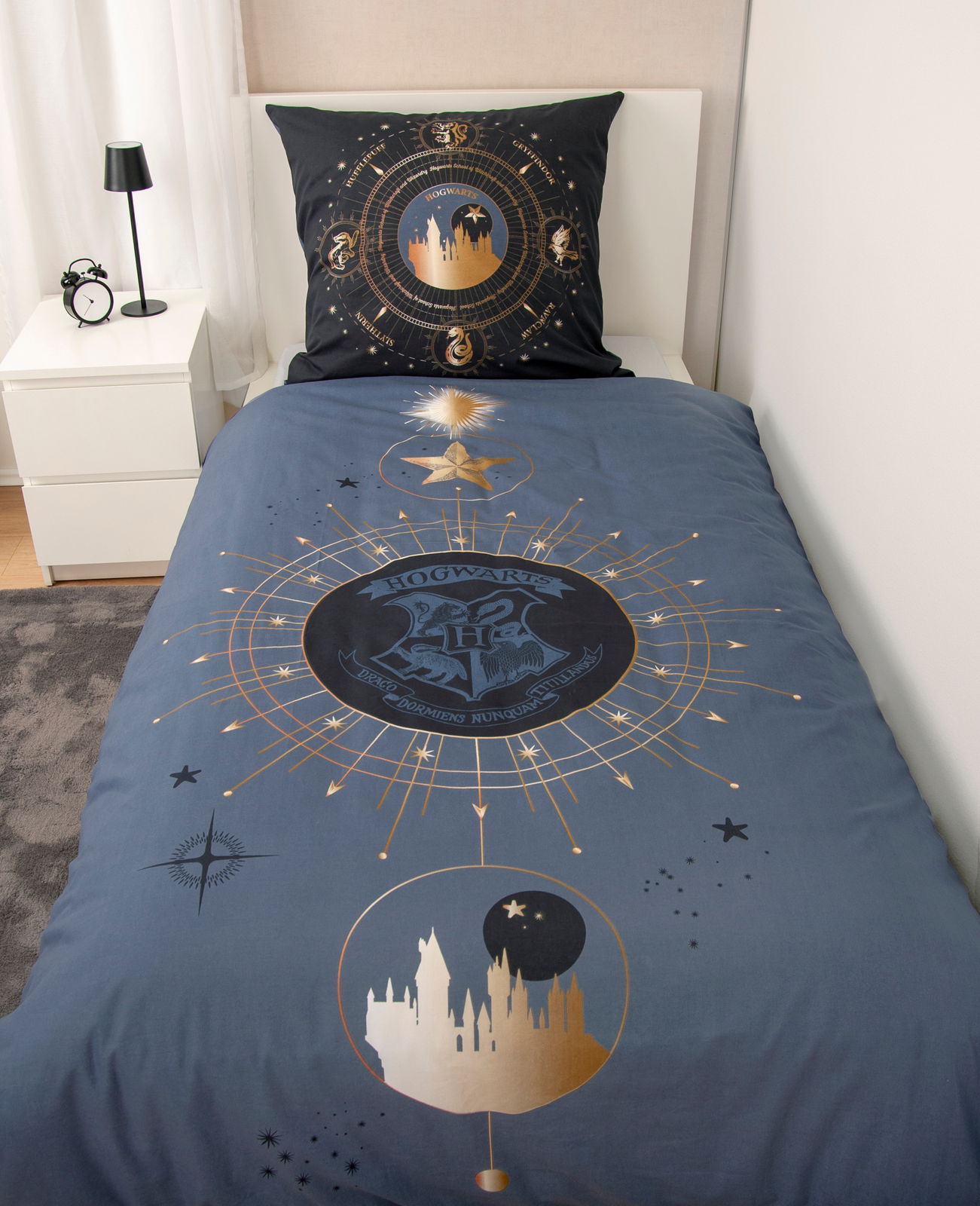 Harry Potter Renforcé-Bettwäsche HARRY POTTER Renforcé-Bettwäsche mit Hogwarts-Motiv, Draufsicht auf Bett mit Kissen und Decke in dunklen Tönen und goldenen Akzenten.