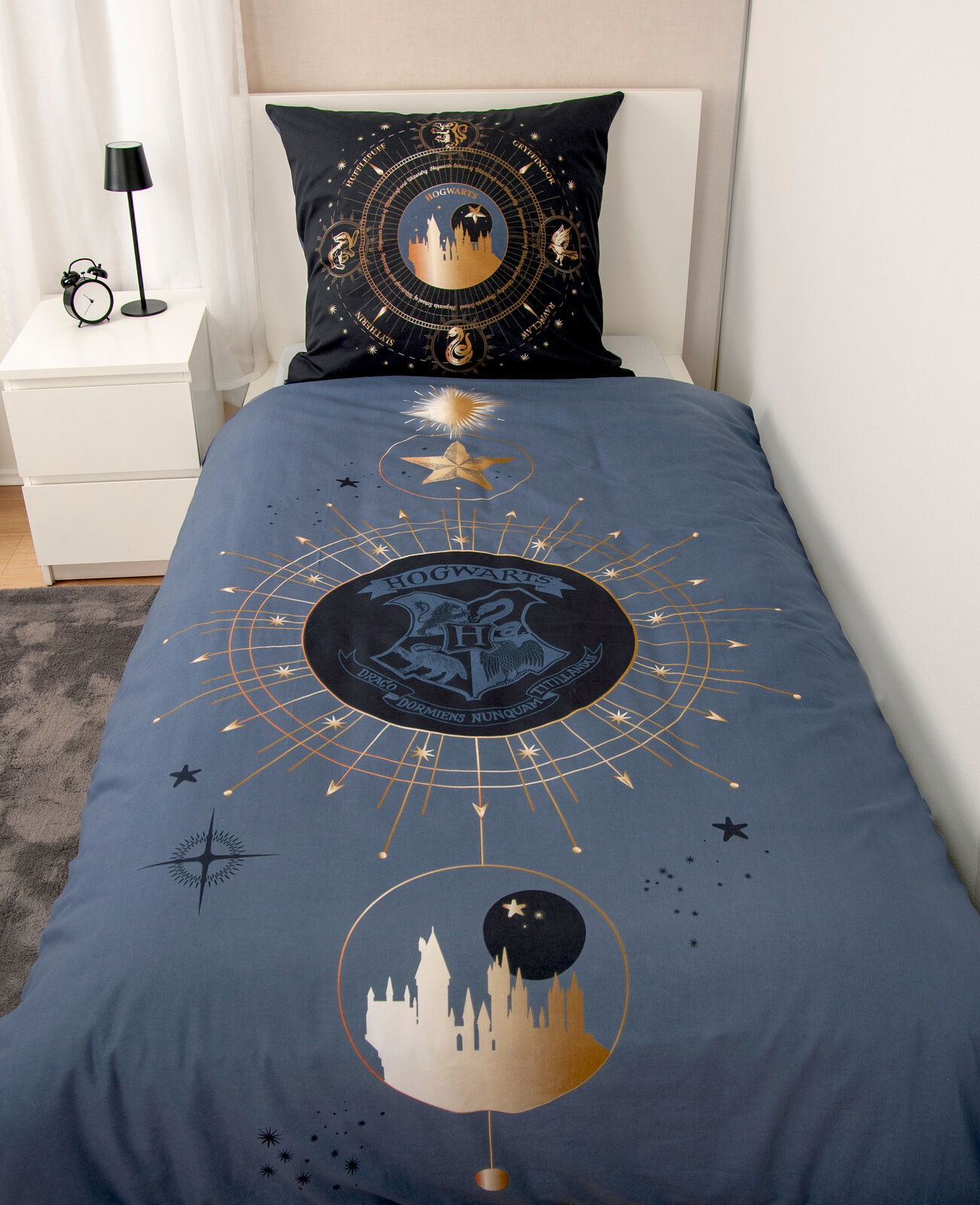 Renforcé-Bettwäsche mit Hogwarts-Motiv, Draufsicht auf Bett mit Kissen und Decke in dunklen Tönen und goldenen Akzenten.