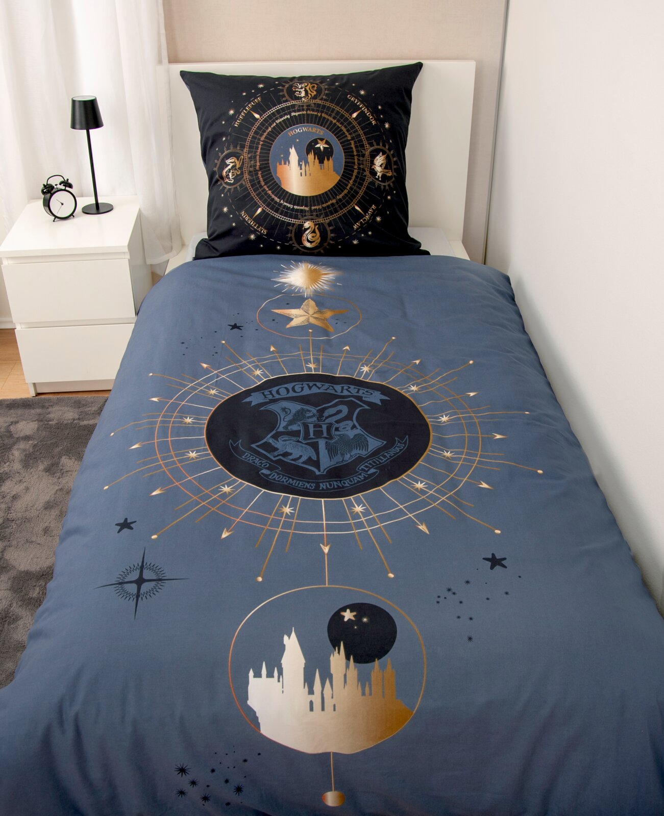Harry Potter Renforcé-Bettwäsche 135x200cm HARRY POTTER Renforcé-Bettwäsche mit Hogwarts-Motiv, Draufsicht auf Bett mit Kissen und Decke in dunklen Tönen und goldenen Akzenten.