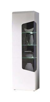 Moderne weiße Vitrine mit Glaseinsätzen und dekorativen Objekten, seitliche Perspektive