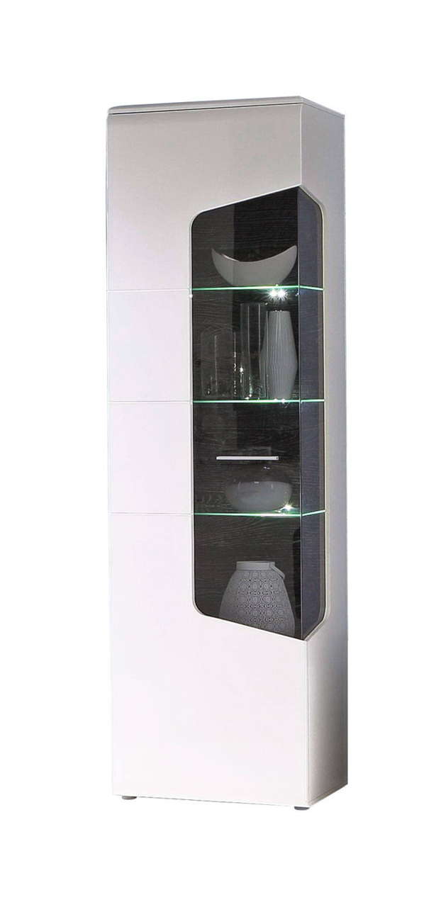 Moderne weiße Vitrine mit Glaseinsätzen und dekorativen Objekten, seitliche Perspektive