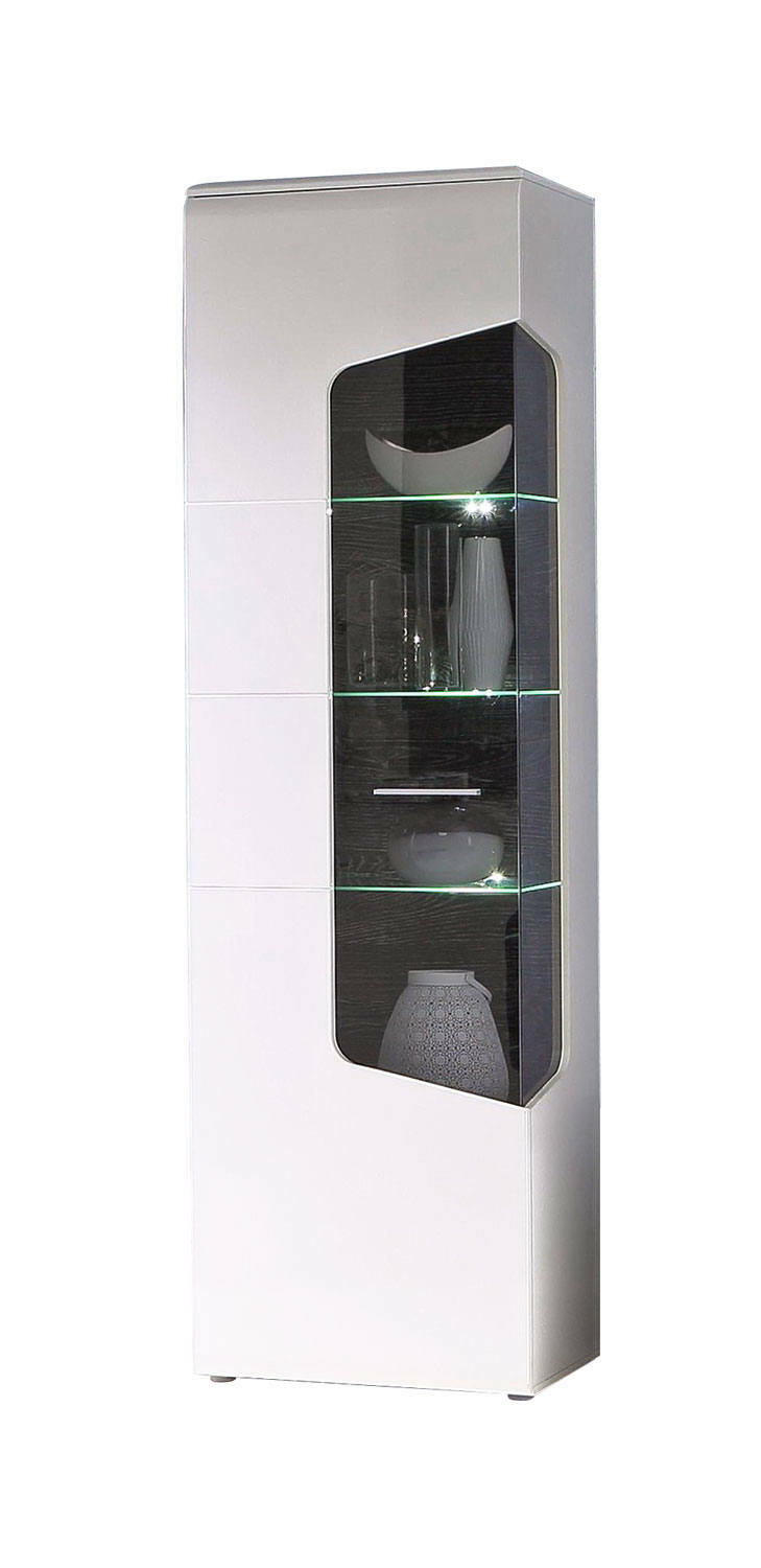 Moderne weiße Vitrine mit Glaseinsätzen und dekorativen Objekten, seitliche Perspektive
