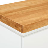 Nahaufnahme eines Sideboards mit einer Holzoberfläche und weißem Korpus, Perspektive von oben.