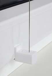 Nahaufnahme eines weißen Plissee-Halters mit gefädeltem Draht, montiert an einem Fensterrahmen.