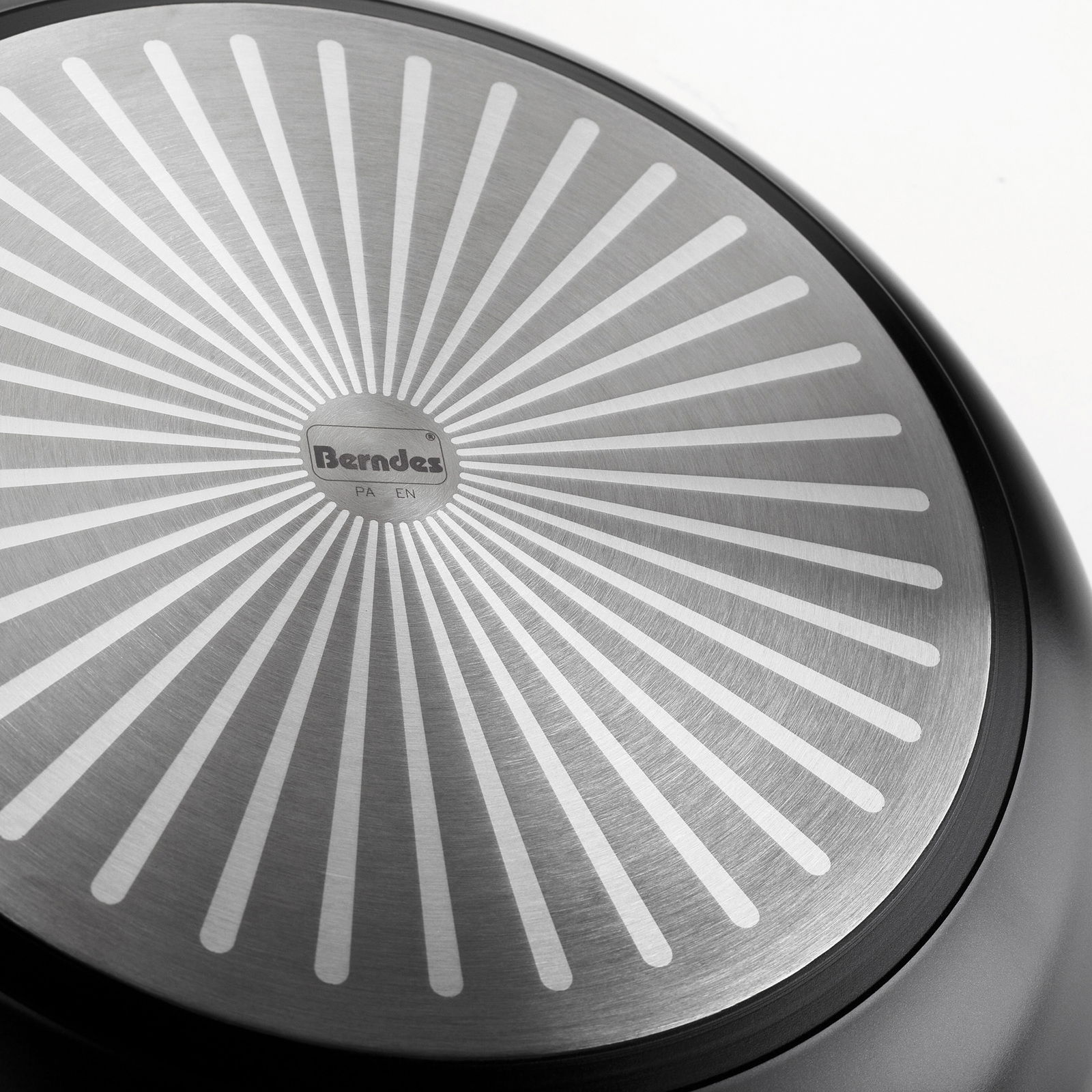 Unterseite der Bratpfanne Balance Enduro 30cm mit strahlenförmigem Design und Markenlogo, Perspektive von unten.