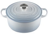 Runder Bräter von Le Creuset in Meerblau, Draufsicht mit sichtbarem Deckel und Griffen.