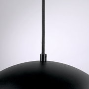 Detailaufnahme einer schwarzen Pendelleuchte mit textilummanteltem Kabel und Metallhalterung am Lampenschirm, frontale Nahansicht von oben
