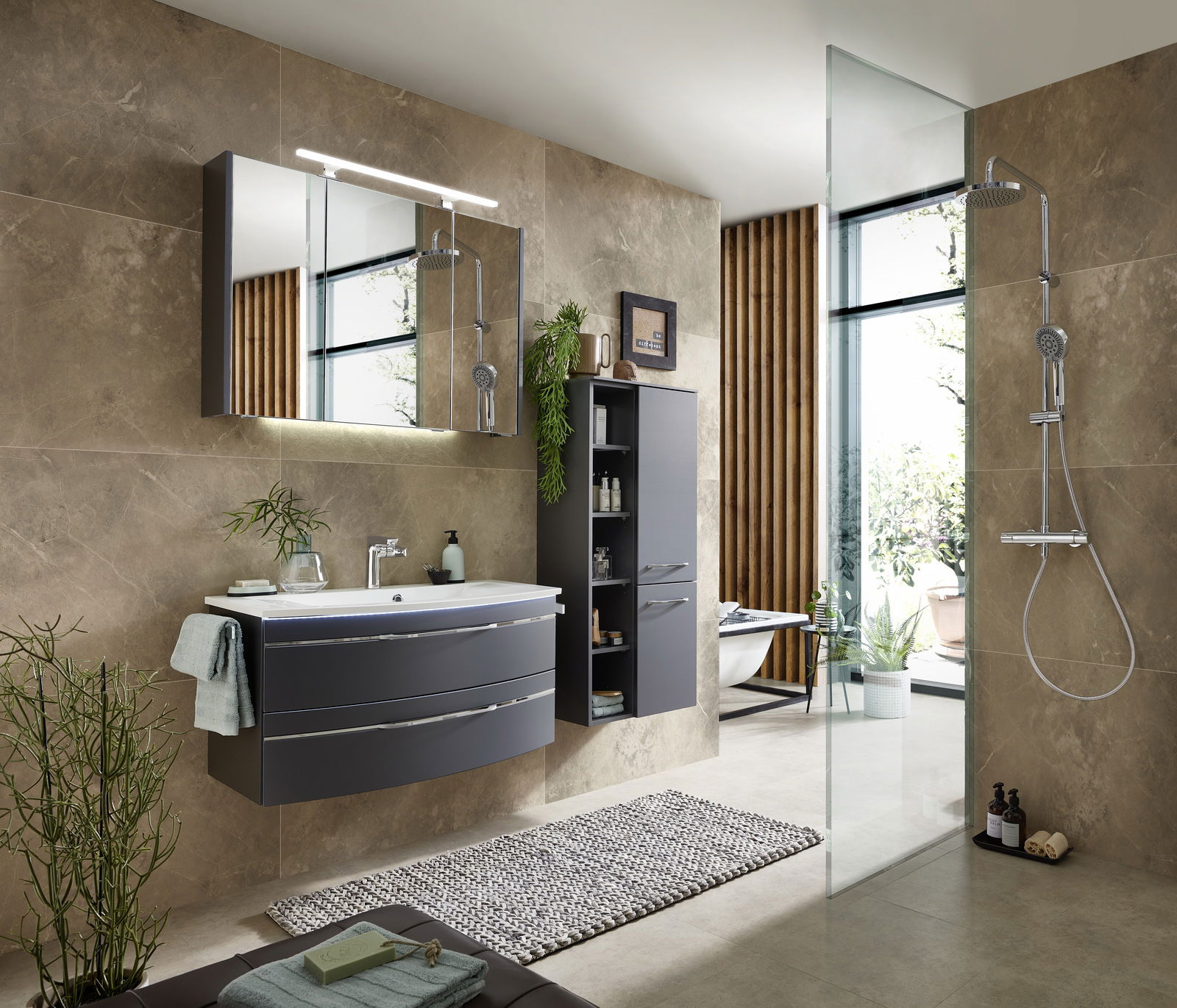 Moderne Badkombination mit Waschtisch, Spiegel und Dusche in einem stilvollen Badezimmer, seitliche Perspektive